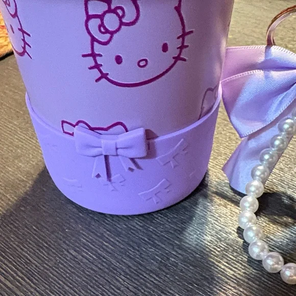 💜Stanley Lavender Hello Kitty Quencher H2.0 Tumbler with Charm💜 - Picture 2 of 9